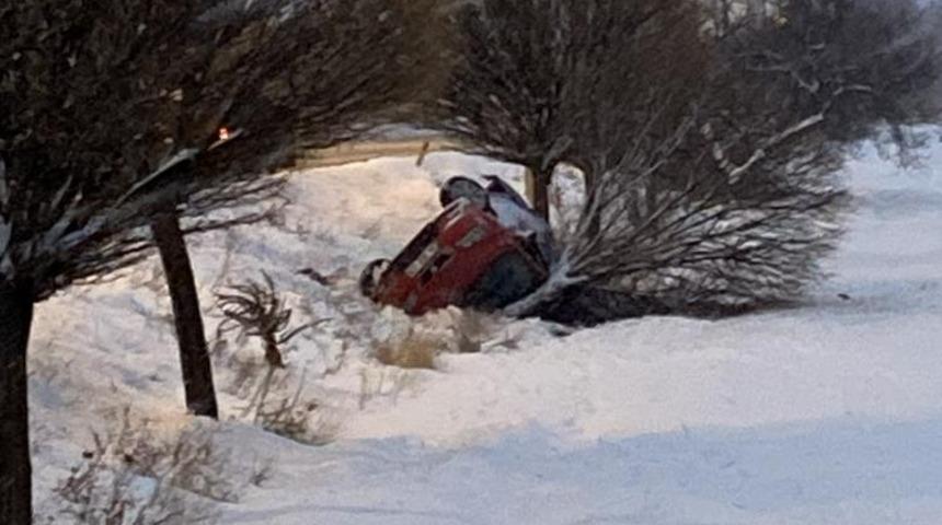 Yoğun kar yağışı kazaları beraberinde getirdi: Elazığ&rsquo;da otomobil şarampole devrildi