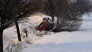 Yoğun kar yağışı kazaları beraberinde getirdi: Elazığ’da otomobil şarampole devrildi