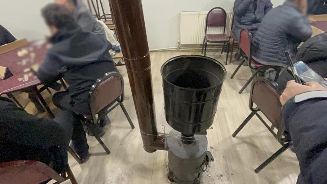 Kıraathaneden eve sızdığı iddia edilen dumandan zehirlenen anne ve 2 &ccedil;ocuğu hastanelik oldu 3