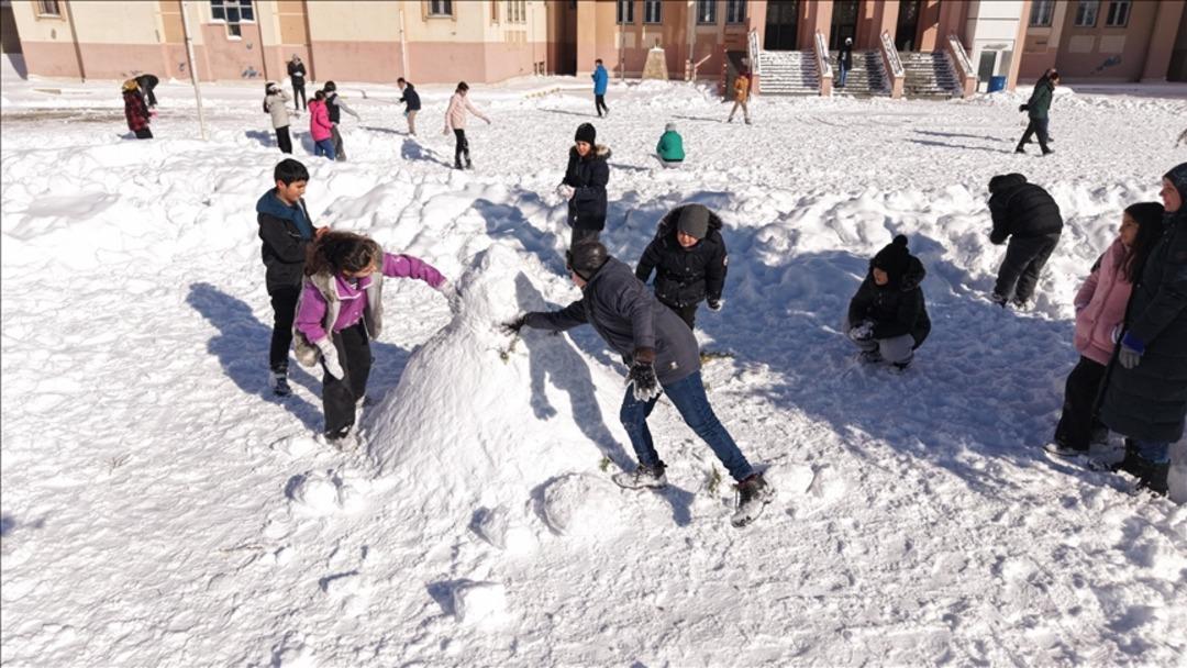 Yeni yıl kar yağışıyla başladı! &Ccedil;ok sayıda ilde okullar tatil edildi! A&ccedil;ıklamalar peş peşe geldi 9