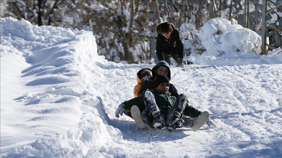 Yeni yıl kar yağışıyla başladı! &Ccedil;ok sayıda ilde okullar tatil edildi! A&ccedil;ıklamalar peş peşe geldi 10