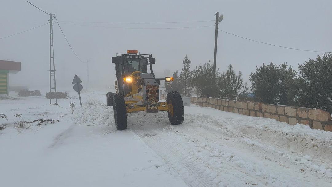 Şanlıurfa da rekor karla mücadele: Bin 554 kilometrelik yol ağı ulaşıma açıldı 3