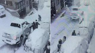 Kağıthane’de yokuştan kayan kamyonet kar topu oynayan çocuklara çarptı! O anlar kamerada