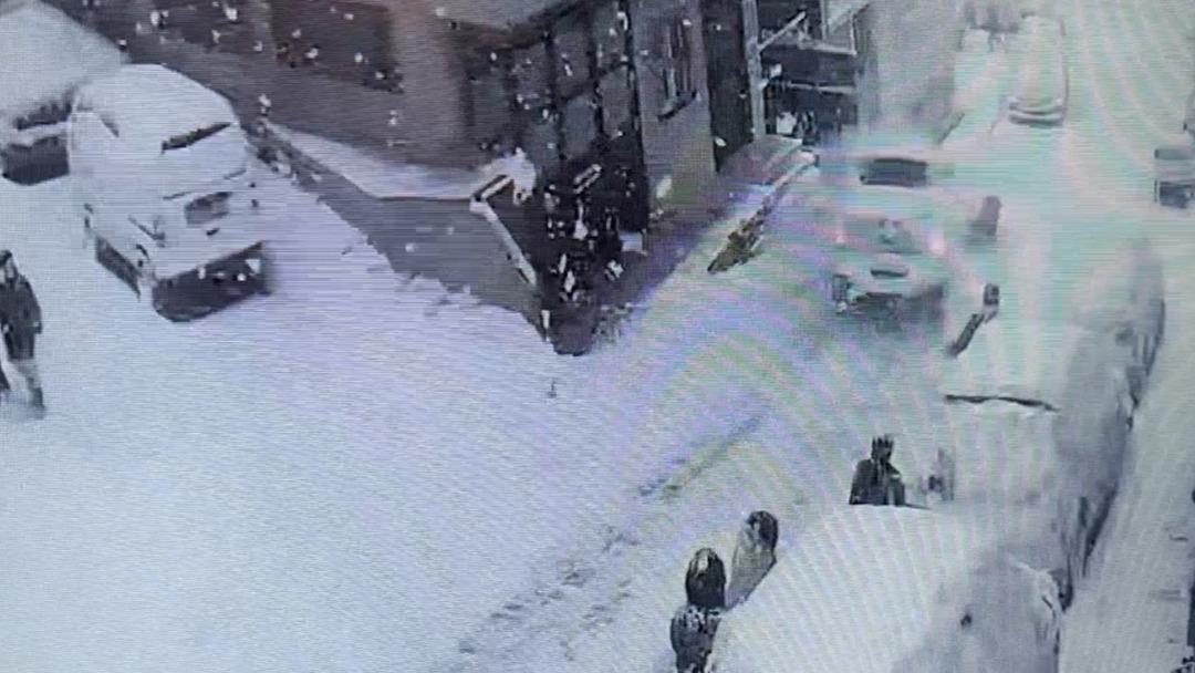 Kağıthane’de yokuştan kayan kamyonet kar topu oynayan çocuklara çarptı! O anlar kamerada 2
