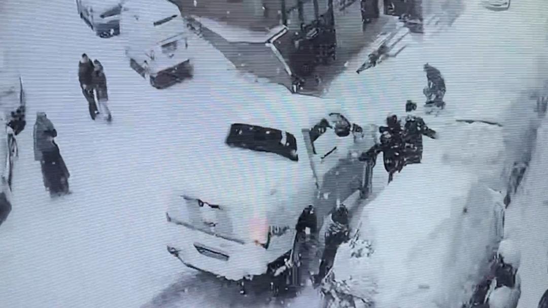Kağıthane’de yokuştan kayan kamyonet kar topu oynayan çocuklara çarptı! O anlar kamerada 1