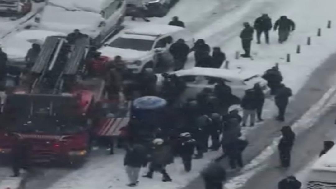 Kağıthane’de yokuştan kayan kamyonet kar topu oynayan çocuklara çarptı! O anlar kamerada 3