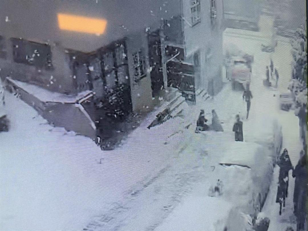 Kağıthane’de yokuştan kayan kamyonet kar topu oynayan çocuklara çarptı! O anlar kamerada 5