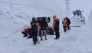 Hakkari'de &ccedil;ığ altında kalan ara&ccedil;taki 2 kişi kurtarıldı