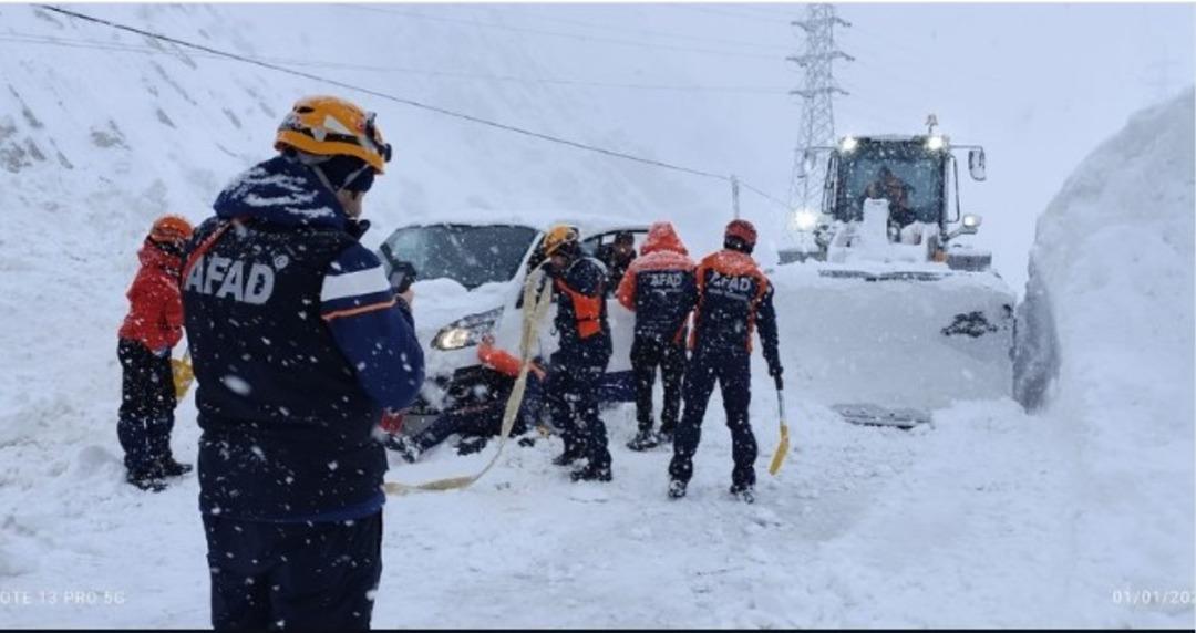Hakkari de &ccedil;ığ altında kalan ara&ccedil;taki 2 kişi kurtarıldı 1