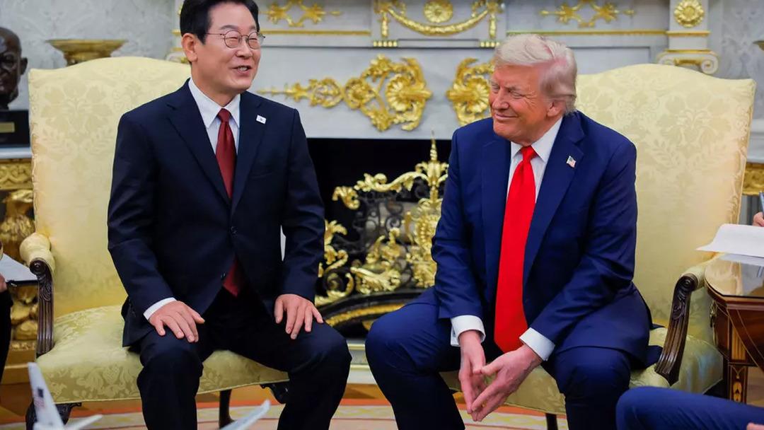 Donald Trump ın elinin o g&ouml;r&uuml;nt&uuml;s&uuml; t&uuml;m d&uuml;nyada g&uuml;ndem olmuştu! Sebebini sonunda a&ccedil;ıkladı 2