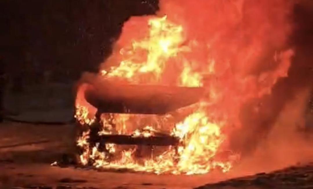 Karlı rampayı &ccedil;ıkarken zorlanan ara&ccedil; alev alev yandı: S&uuml;r&uuml;c&uuml; yanan ara&ccedil;ta para ve altınını aradı 1