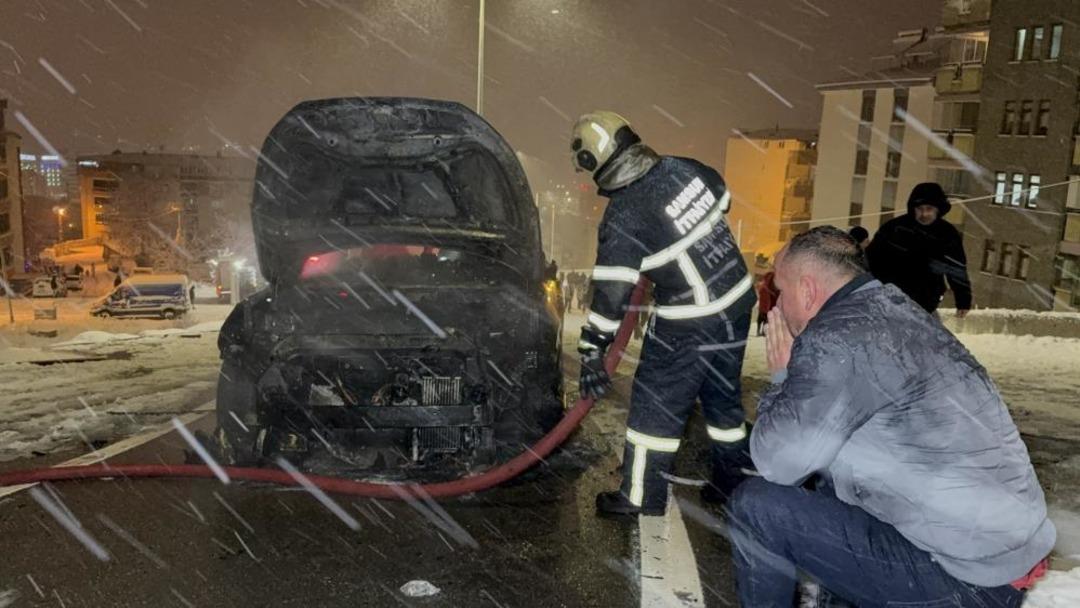 Karlı rampayı &ccedil;ıkarken zorlanan ara&ccedil; alev alev yandı: S&uuml;r&uuml;c&uuml; yanan ara&ccedil;ta para ve altınını aradı 3