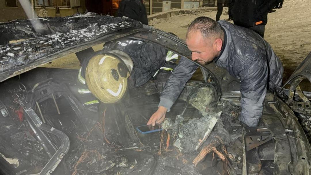 Karlı rampayı &ccedil;ıkarken zorlanan ara&ccedil; alev alev yandı: S&uuml;r&uuml;c&uuml; yanan ara&ccedil;ta para ve altınını aradı 4