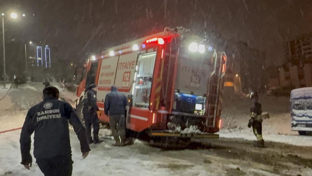 Karlı rampayı &ccedil;ıkarken zorlanan ara&ccedil; alev alev yandı: S&uuml;r&uuml;c&uuml; yanan ara&ccedil;ta para ve altınını aradı 5