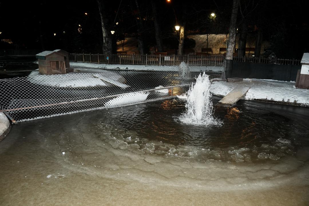 Başkentin simgesi Kuğulu Park ta kartpostallık kış g&ouml;r&uuml;nt&uuml;leri 1