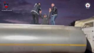 Son dakika: Yer: Diyarbakır! 32 g&ouml;&ccedil;men atık tankerinden &ccedil;ıktı: 4 organizat&ouml;r tutuklandı