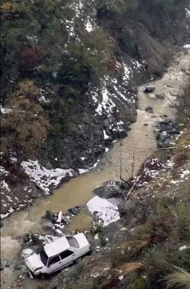 Dereye u&ccedil;an otomobilden son anda atlayarak kurtuldu 1