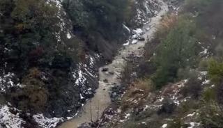 Dereye u&ccedil;an otomobilden son anda atlayarak kurtuldu