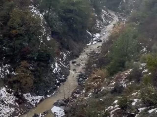 Dereye u&ccedil;an otomobilden son anda atlayarak kurtuldu