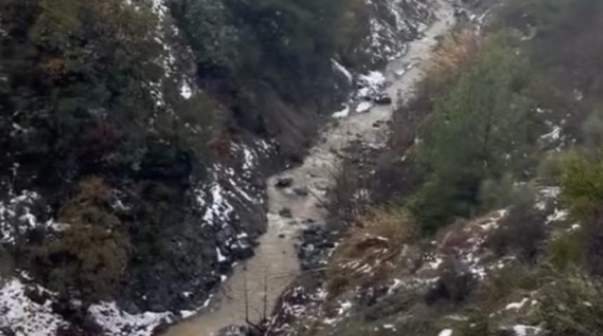 Dereye u&ccedil;an otomobilden son anda atlayarak kurtuldu