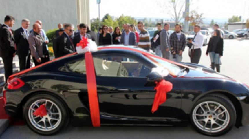 Süt sağarken Porsche sahibi oldu