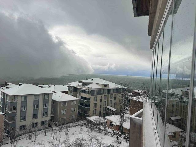 Zonguldak&rsquo;a kar fırtınası geldi 1