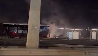 K&uuml;&ccedil;&uuml;k&ccedil;ekmece'de metrob&uuml;s yangını! Yolcular tahliye edildi