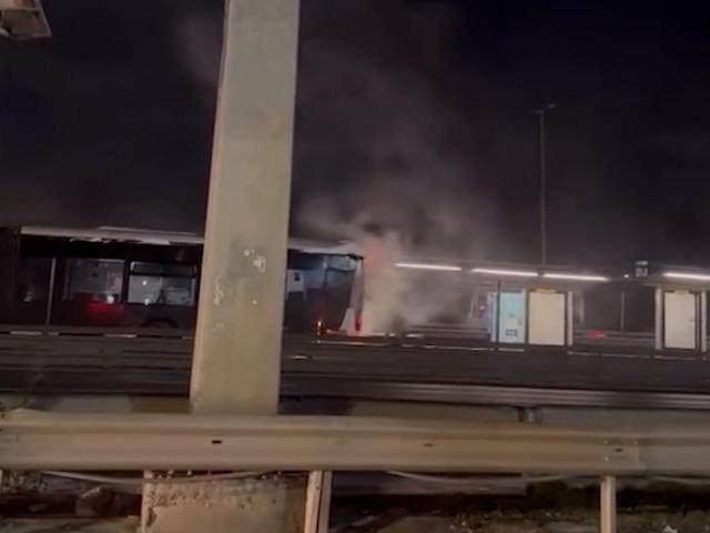 K&uuml;&ccedil;&uuml;k&ccedil;ekmece'de metrob&uuml;s yangını! Yolcular tahliye edildi