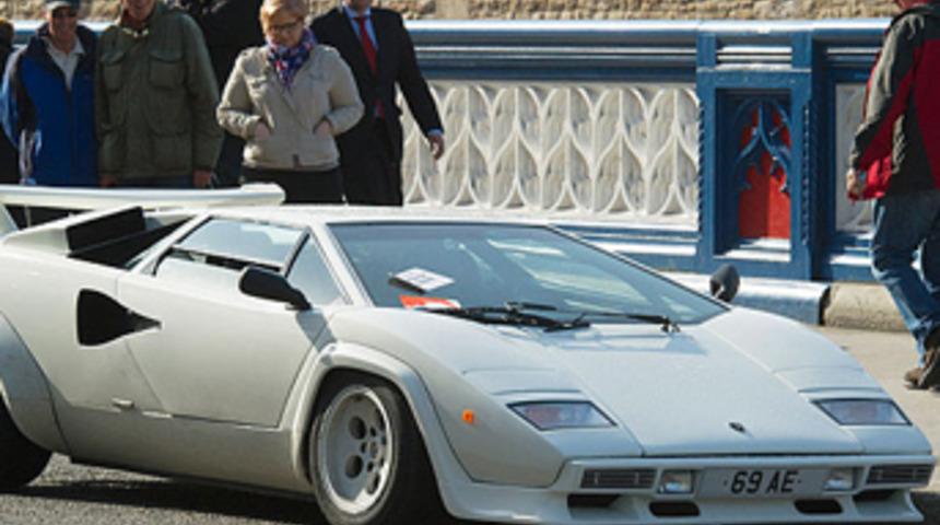 Köprüde terkedilmiş Lamborghini bulundu