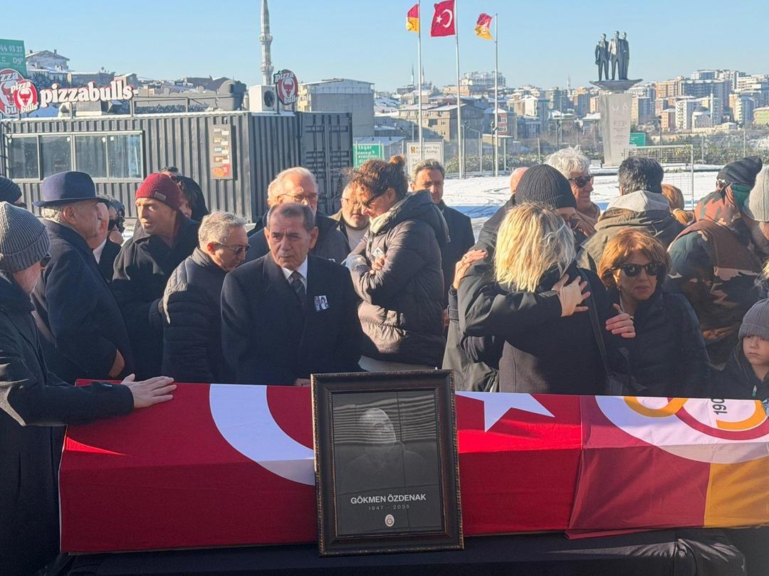 Galatasaray dan G&ouml;kmen &Ouml;zdenak a veda! Cenaze stadyuma getirildi 1