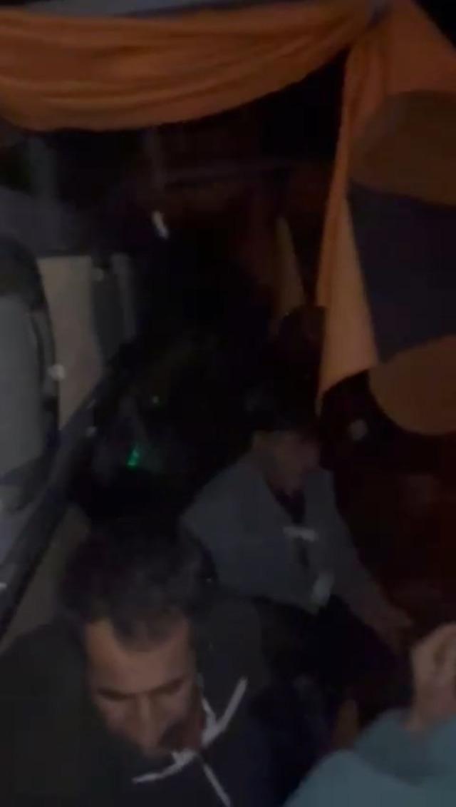 Y&uuml;rekler ağza geldi! Buzlanan yoldaki yolcu otob&uuml;s&uuml;nde dehşet kamerada 5