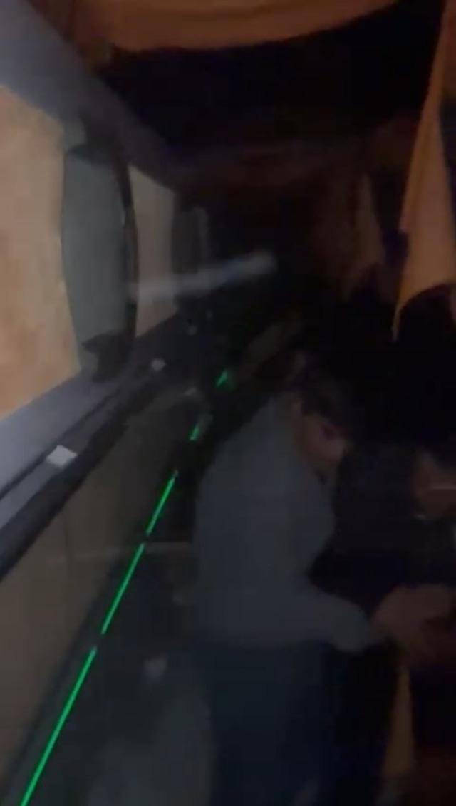 Y&uuml;rekler ağza geldi! Buzlanan yoldaki yolcu otob&uuml;s&uuml;nde dehşet kamerada 4