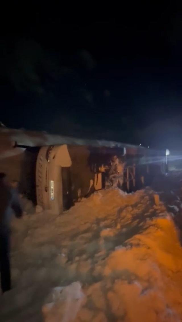 Y&uuml;rekler ağza geldi! Buzlanan yoldaki yolcu otob&uuml;s&uuml;nde dehşet kamerada 3