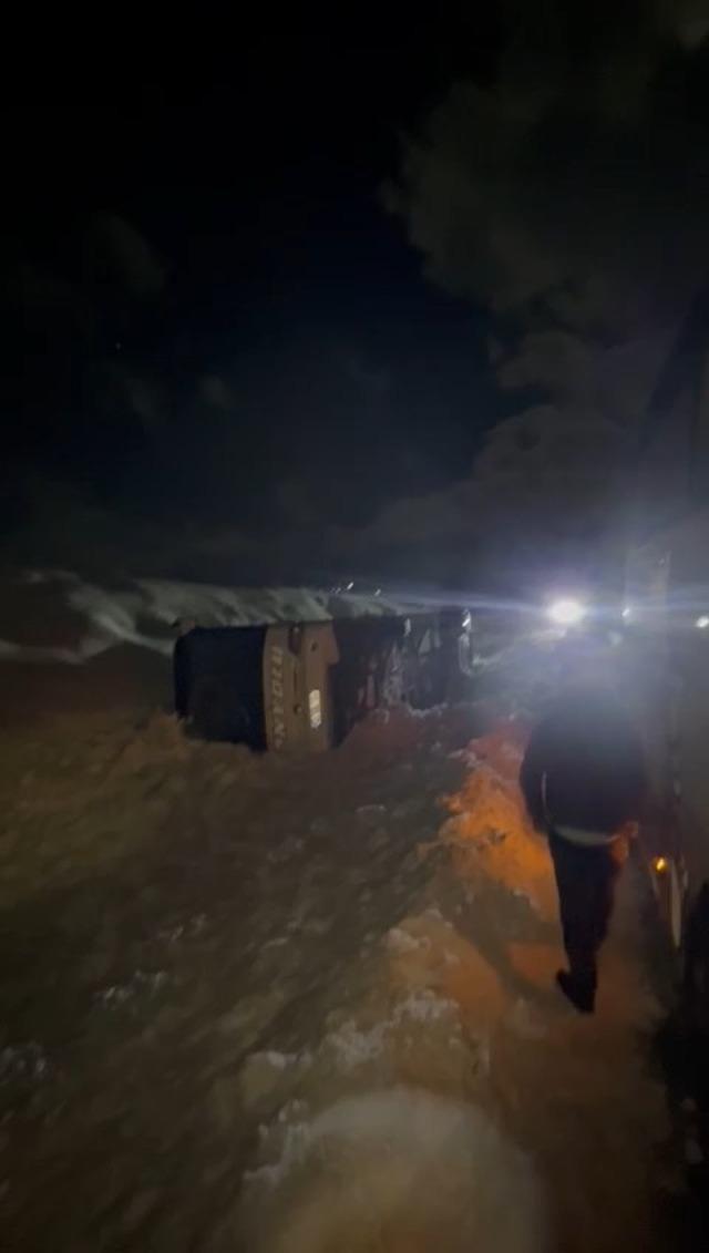 Y&uuml;rekler ağza geldi! Buzlanan yoldaki yolcu otob&uuml;s&uuml;nde dehşet kamerada 2