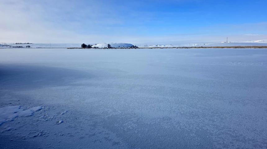 Sivas'ta Hafik G&ouml;l&uuml;'n&uuml;n y&uuml;zeyi buz tuttu