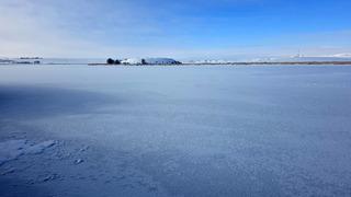 Sivas'ta Hafik Gölü'nün yüzeyi buz tuttu
