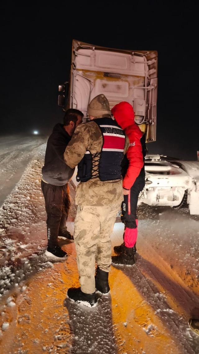 Ağrı&rsquo;da AFAD ekipleri mahsur kalan vatandaşlara ulaştı 4
