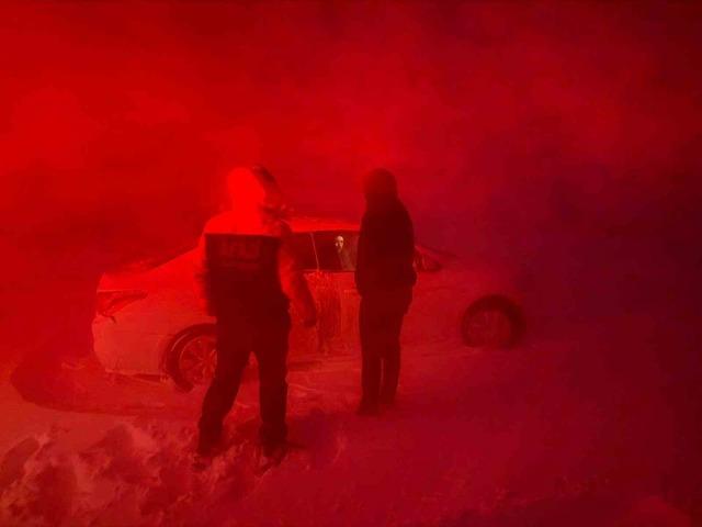 Ağrı&rsquo;da AFAD ekipleri mahsur kalan vatandaşlara ulaştı 3