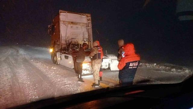 Ağrı&rsquo;da AFAD ekipleri mahsur kalan vatandaşlara ulaştı 2