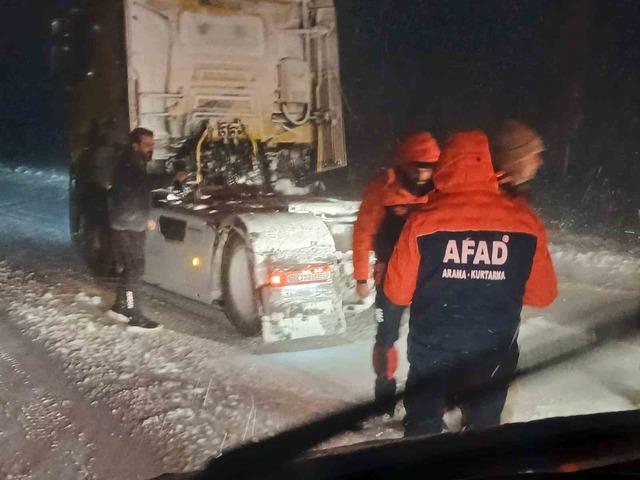 Ağrı&rsquo;da AFAD ekipleri mahsur kalan vatandaşlara ulaştı 1