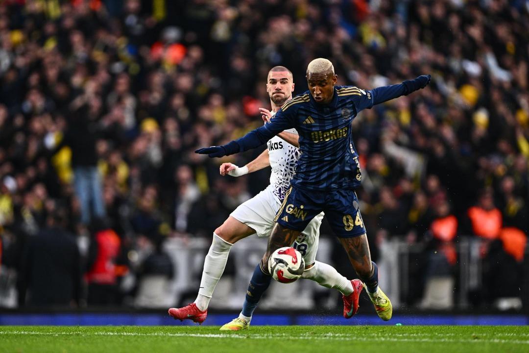 Anderson Talisca, Fenerbah&ccedil;e de kalmak i&ccedil;in maaşını d&uuml;ş&uuml;rd&uuml;! S&ouml;zleşme g&ouml;r&uuml;şmeleri hızlandı! 2