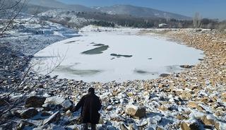 K&uuml;tahya'da dondurucu soğuklar g&ouml;leti tamamen buzla kapladı
