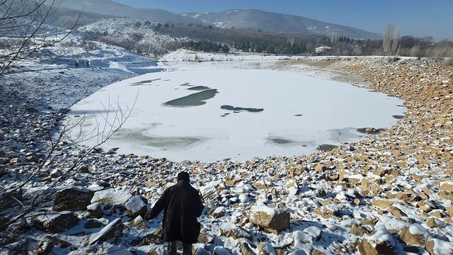 Kütahya'da dondurucu soğuklar göleti tamamen buzla kapladı