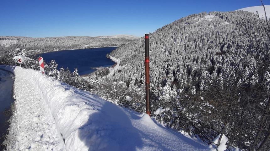 Beyaza b&uuml;r&uuml;nen Abant&rsquo;ta kartpostallık manzara: Kar kalınlığı 1 metreyi buldu