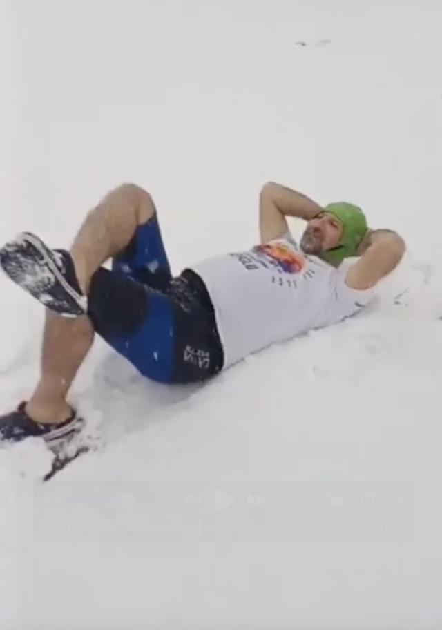 Kar altında denize girip y&uuml;zd&uuml; attı 1