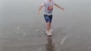Kar altında denize girip yüzdü attı