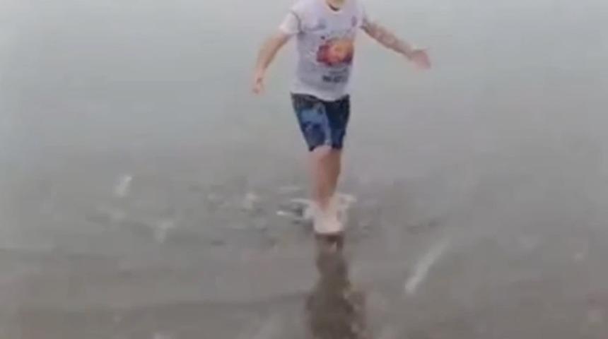 Kar altında denize girip y&uuml;zd&uuml; attı