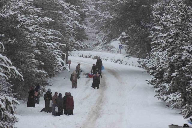 Yozgat&rsquo;ta kar bereketi: Hem doğa sevindi hem &ccedil;ocuklar 1
