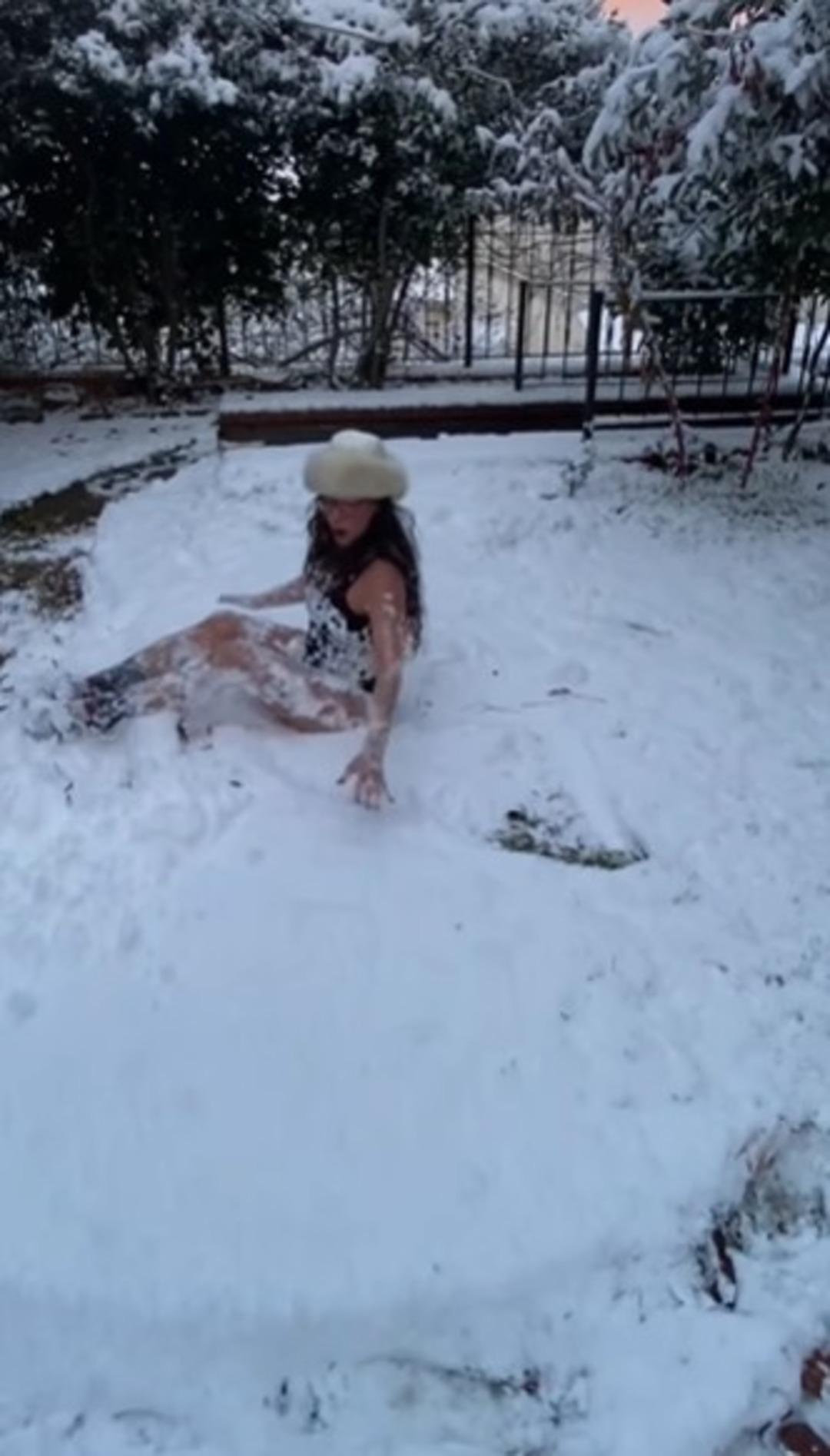 Erdal &Ouml;zyağcılar ın kızı Zeynep &Ouml;zyağcılar sosyal medyayı salladı! Mayosunu giyip kar &uuml;zerinde yuvarlandı 4