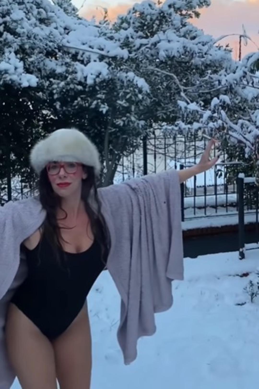 Erdal &Ouml;zyağcılar ın kızı Zeynep &Ouml;zyağcılar sosyal medyayı salladı! Mayosunu giyip kar &uuml;zerinde yuvarlandı 3